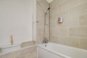 Zone 1 Spacious Serviced Apartment in Central London