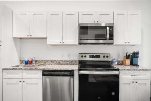 CozySuites Stunning in 1BR Downtown Pitts #11