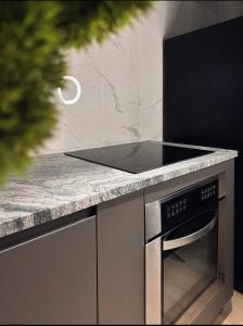 Private Patio and Parking KING BED Elegant Retreat