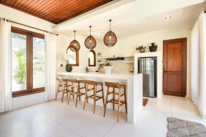 Colonial-style 4BR Villa, 400m to Canggu Beach