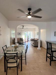 Oistins Gem 2BR, 2BA Condo, Pool & Rooftop Patio, Walk to Miami Beach