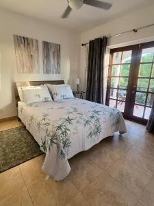 Oistins Gem 2BR, 2BA Condo, Pool & Rooftop Patio, Walk to Miami Beach