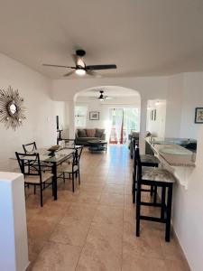 Oistins Gem 2BR, 2BA Condo, Pool & Rooftop Patio, Walk to Miami Beach
