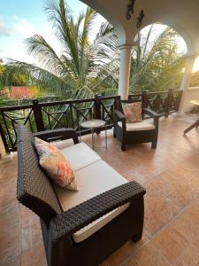 Oistins Gem 2BR, 2BA Condo, Pool & Rooftop Patio, Walk to Miami Beach