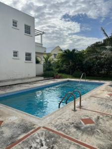 Oistins Gem 2BR, 2BA Condo, Pool & Rooftop Patio, Walk to Miami Beach