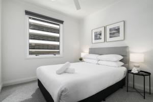 Spacious 3-Bed Apartment in Melbourne CBD