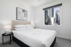 Spacious 3-Bed Apartment in Melbourne CBD