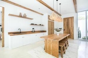 Chic 2BR Villa, 5min to Bingins Coastal Bliss