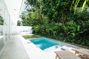 Stylish 2BR Villa, 5min to Bingins Beach Bliss