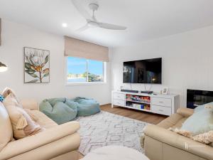 Hamptons Hideaway Walk to Beach & WiFi