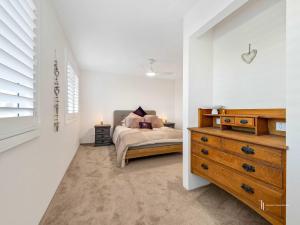 Hamptons Hideaway Walk to Beach & WiFi