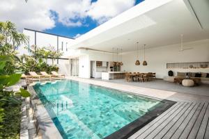 Trendy 4BR Villa, Central Canggu, 800m to Beach