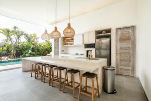 Trendy 4BR Villa, Central Canggu, 800m to Beach