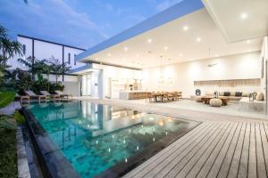 Trendy 4BR Villa, Central Canggu, 800m to Beach