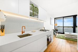 Galleria - Sleek & Sunlit Living in Glen Waverley