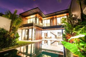 Chic 4BR, 200m to Canggus Blissful Beach Haven