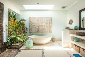 5BR Designer Villa, Walk to Beach, Luxury Living