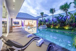 5BR Designer Villa, Walk to Beach, Luxury Living