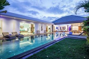 5BR Designer Villa, Walk to Beach, Luxury Living