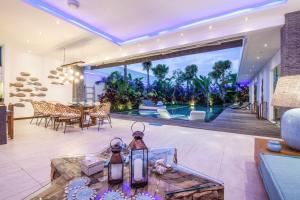 5BR Designer Villa, Walk to Beach, Luxury Living