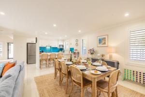 Capri Blue 2, 88 Tomaree Rd - stunning townhouse with Wi-Fi, Air Con