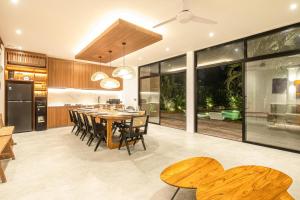 Refined 5BR villa, AC, 400m to the Beach