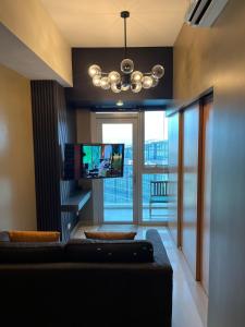 1 Bedroom Luxe in BGC with Balcony & Free Parking