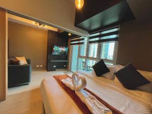 1 Bedroom Luxe in BGC with Balcony & Free Parking