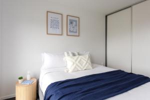 The Crescent, a modern townhouse near LGH & parks