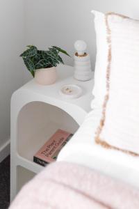 The Crescent, a modern townhouse near LGH & parks