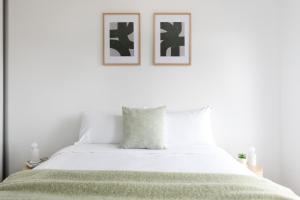 The Crescent, a modern townhouse near LGH & parks