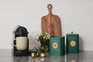 The Crescent, a modern townhouse near LGH & parks