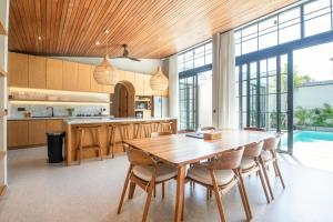 Stylish 5BR Boho Hideaway, 5 Min from Bingin Beach