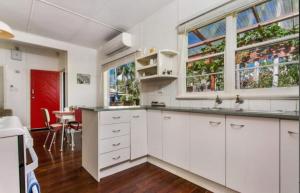 Frankies Beach House - 1 A Carlyle Lane