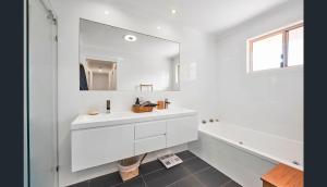 Whale House 8 - 6 Electra Close