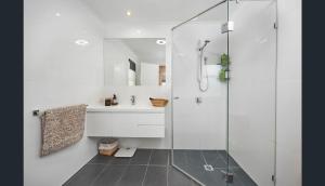Whale House 8 - 6 Electra Close