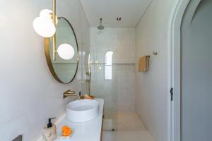 Sanctum House - Exquisite 3BR Tropical Villa in Perfect Location