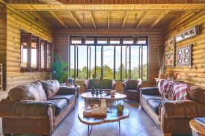 ®4BR{Wood~Mountain~Villa} @Jarabacoa Heated Pool