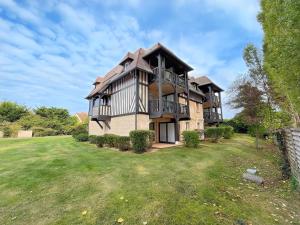 En rez-de-chaussée, avec vue sur le golf - piscine chauffée accessible de mai à septembre