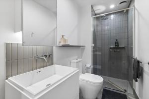 Modern Southbank Apartment 2BR with Pool & Sauna