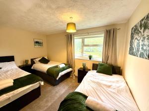 Queens Drive Long Stays Free Parking Sleeps 7