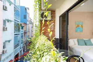 Room 2-Beautiful Studio w Rooftop & balcony