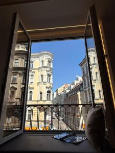 Trendy, Creative&Charming Meet Hip&Central