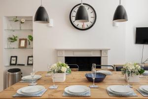 Monmouth St Townhouse sleeps 10