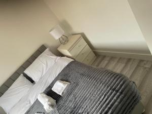 4 Bedroom 4 bathroom Habour place in Crewe by M&R shortstays, Perfect for Contractors & Business, FREE Off road Parking- Sleeps 8