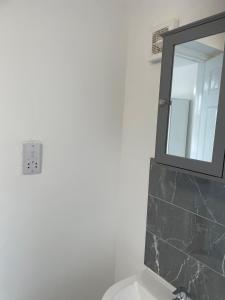 4 Bedroom 4 bathroom Habour place in Crewe by M&R shortstays, Perfect for Contractors & Business, FREE Off road Parking- Sleeps 8