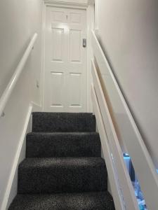 4 Bedroom 4 bathroom Habour place in Crewe by M&R shortstays, Perfect for Contractors & Business, FREE Off road Parking- Sleeps 8