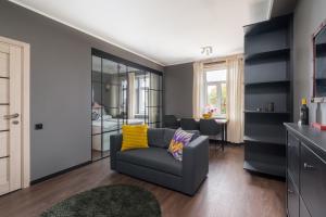 Sunny 1BR Apartment near Park & Stadium