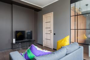 Sunny 1BR Apartment near Park & Stadium