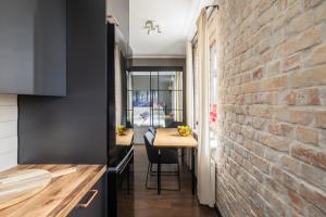 Sunny 1BR Apartment near Park & Stadium